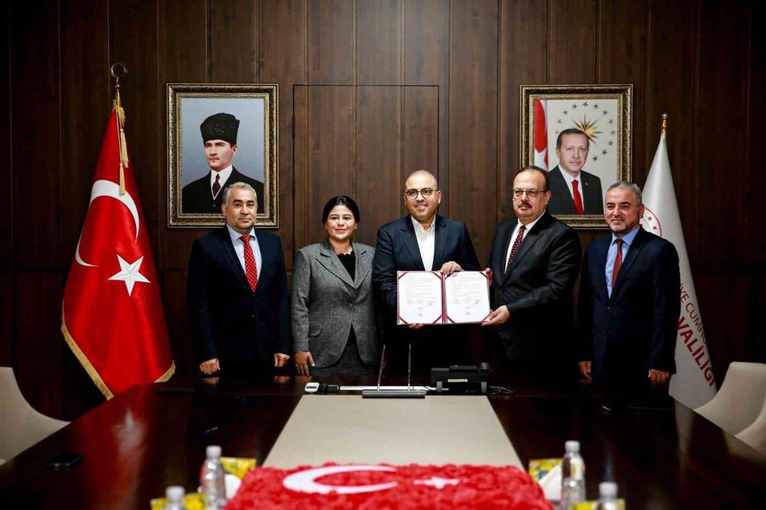 adu-ilahiyat-fakultesinde-yapilacak-olan-cami-icin-imzalar-atildi