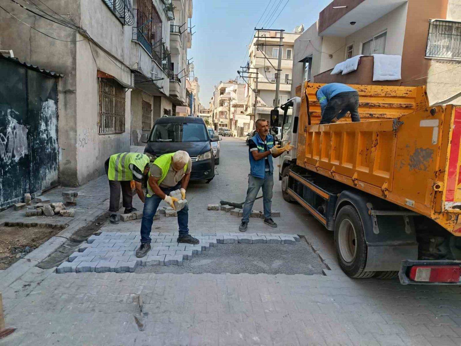 akdeniz-belediyesi-ilcenin-sokak-ve-kaldirimlarini-yenilemeyi-surduruyor