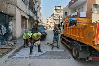 akdeniz-belediyesi-ilcenin-sokak-ve-kaldirimlarini-yenilemeyi-surduruyor