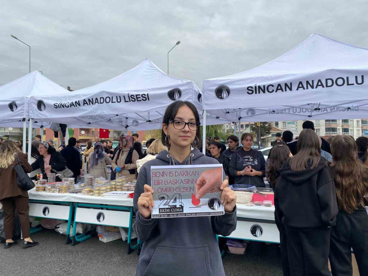 anadolu-lisesinde-sincan-iyilik-hareketi-ile-kan-bagisi-toplanip-gazzeye-yardim-panayiri-duzenlendi