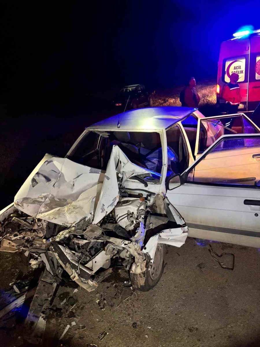 ankarada-otomobil-traktore-carpti-1-olu-1-yarali