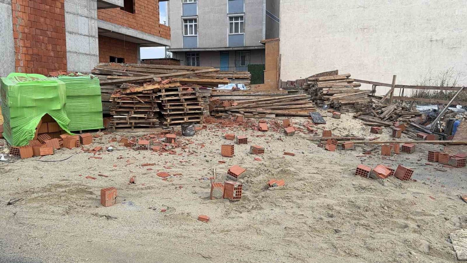 arnavutkoyde-siddetli-ruzgar-insaat-halindeki-binanin-catisini-ucurdu