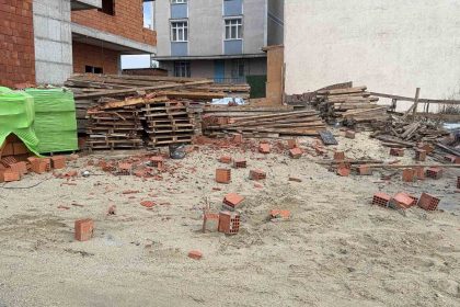 arnavutkoyde-siddetli-ruzgar-insaat-halindeki-binanin-catisini-ucurdu