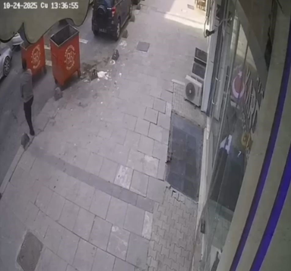 arnavutkoyde-siddetli-ruzgar-nedeniyle-vatandaslar-zor-anlar-yasadi-cop-konteyneri-kaydi