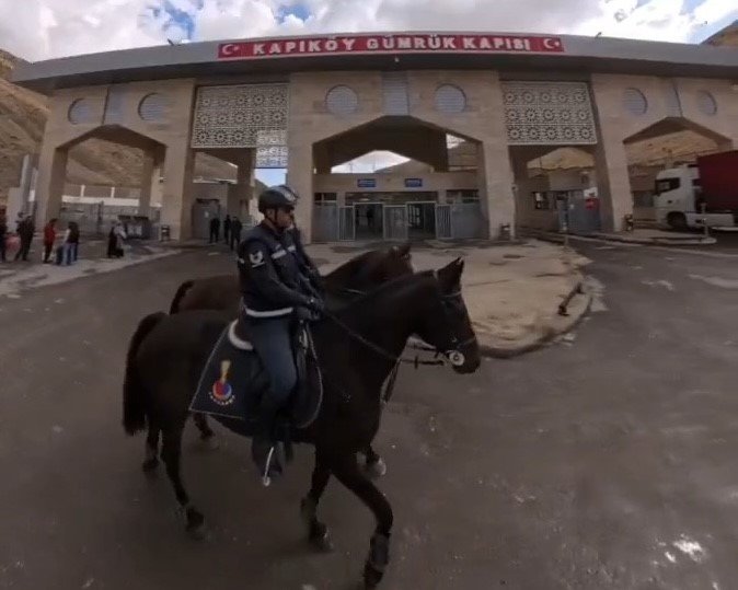 atli-jandarma-timleri-kapikoy-sinirinda-gorevde