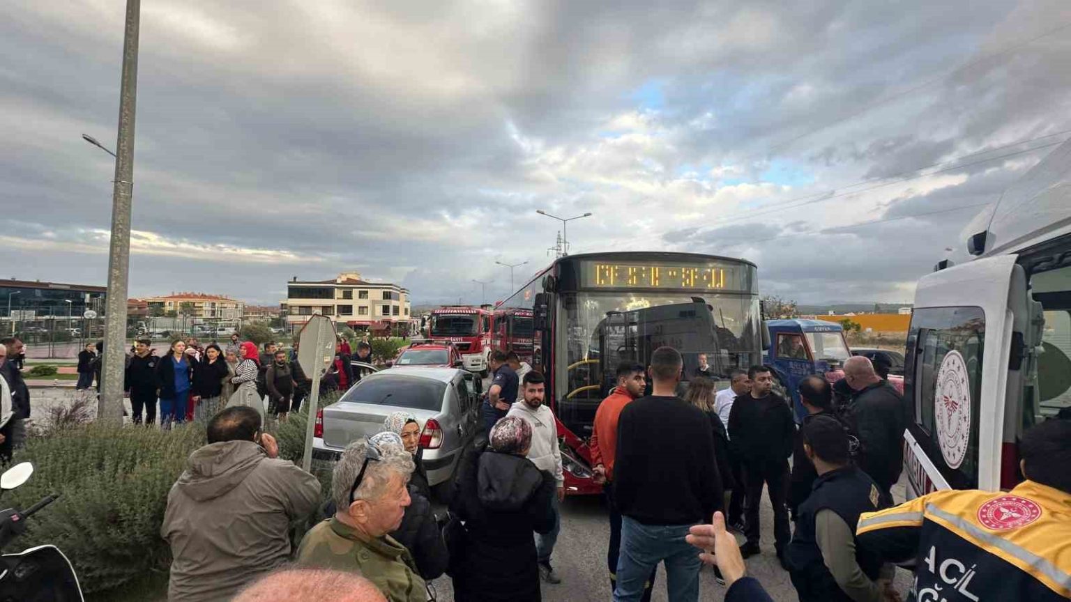 ayvalikta-belediye-otobusu-ile-otomobil-carpisti-2-yarali