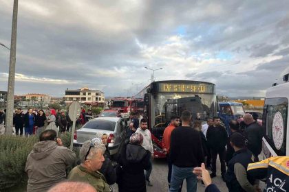 ayvalikta-belediye-otobusu-ile-otomobil-carpisti-2-yarali
