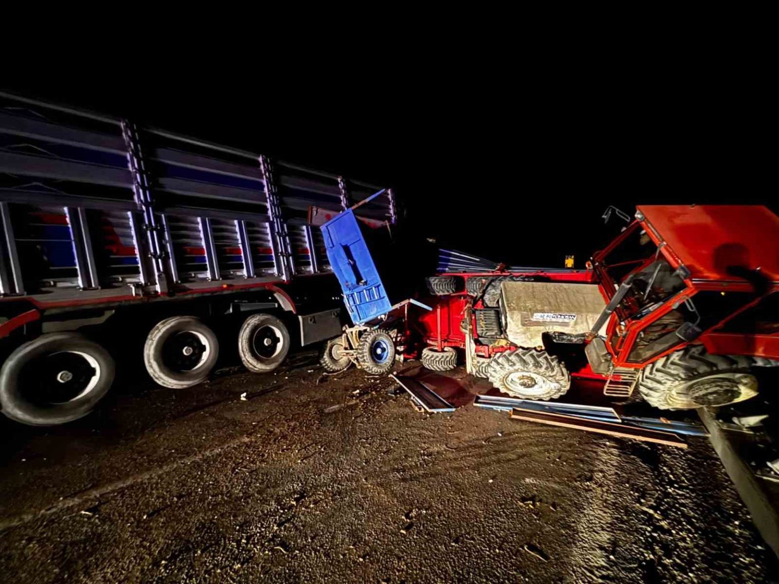 babaeskide-tir-ile-traktor-carpisti-yol-trafige-kapandi