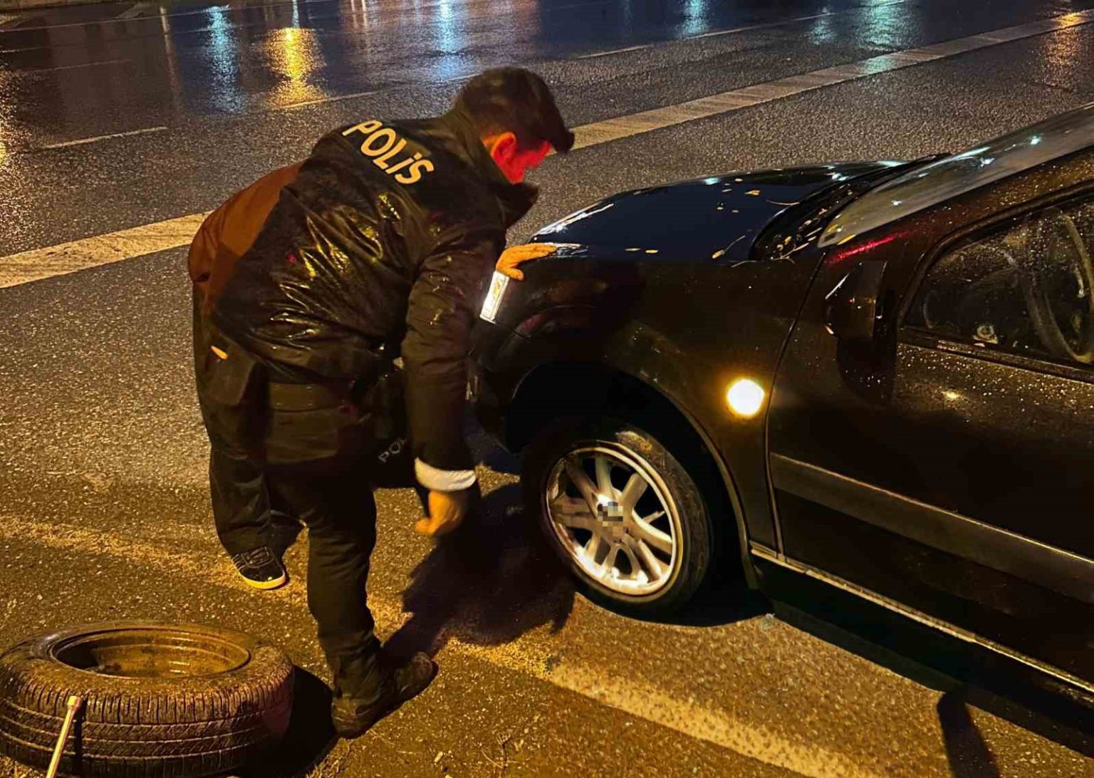 bafrada-lastigi-patlayan-surucuye-polis-ekiplerinden-yardim