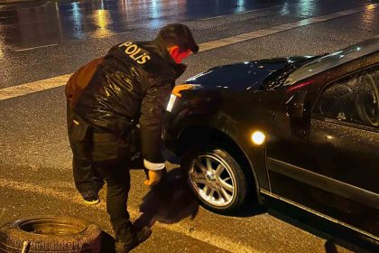 bafrada-lastigi-patlayan-surucuye-polis-ekiplerinden-yardim