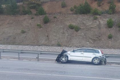 bariyerlere-carpan-otomobilde-2-kisi-yaralandi