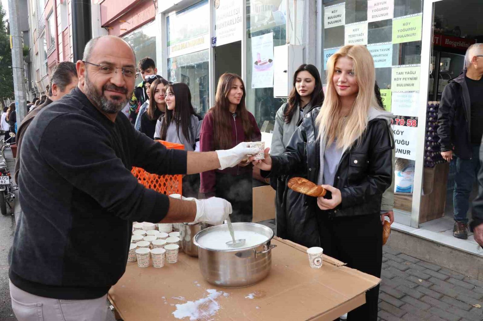 bir-bardak-sut-ile-onyargilari-yikti-anlamli-etkinlik-taktir-topladi