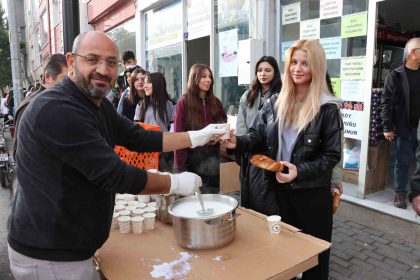 bir-bardak-sut-ile-onyargilari-yikti-anlamli-etkinlik-taktir-topladi