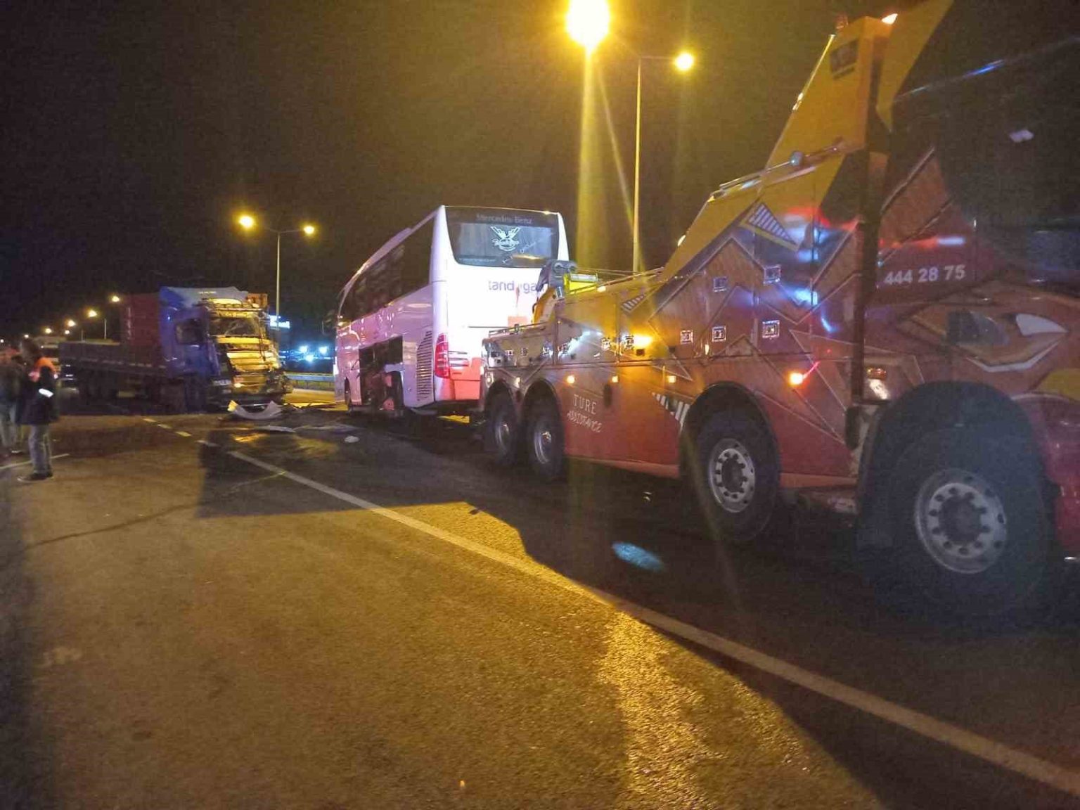 bozuyukte-yolcu-otobusu-ile-tir-carpisti-20-yarali