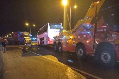 bozuyukte-yolcu-otobusu-ile-tir-carpisti-20-yarali