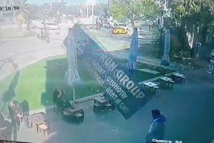 bursada-siddetli-lodos-tabelayi-ucurdu-kafedeki-2-kisi-tabelanin-altinda-kalmaktan-son-anda-kurtuldu