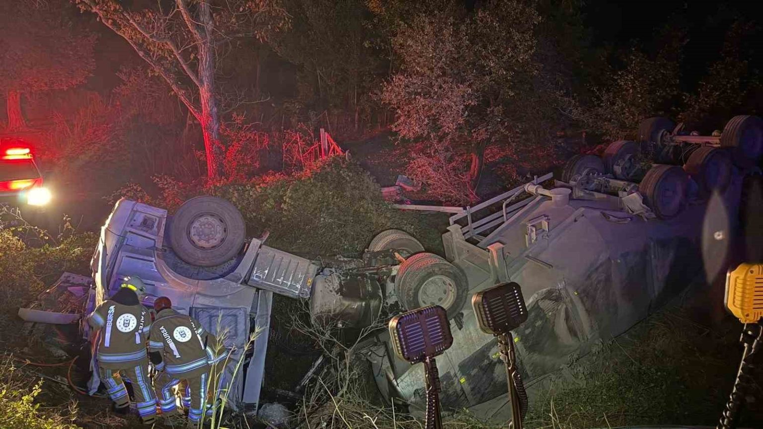 bursada-tir-sarampole-yuvarlandi-2-yarali