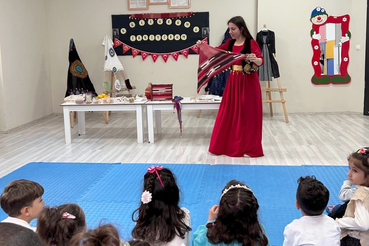 catakta-miniklerden-kulturel-renklerle-cumhuriyet-kutlamasi