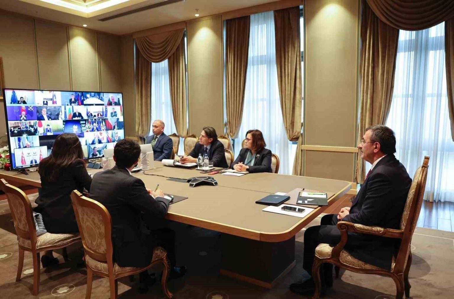 cumhurbaskani-yardimcisi-yilmaz-turkiye-olarak-adil-ve-kalici-baris-icin-diplomatik-cabalari-desteklemeye-devam-edecegiz