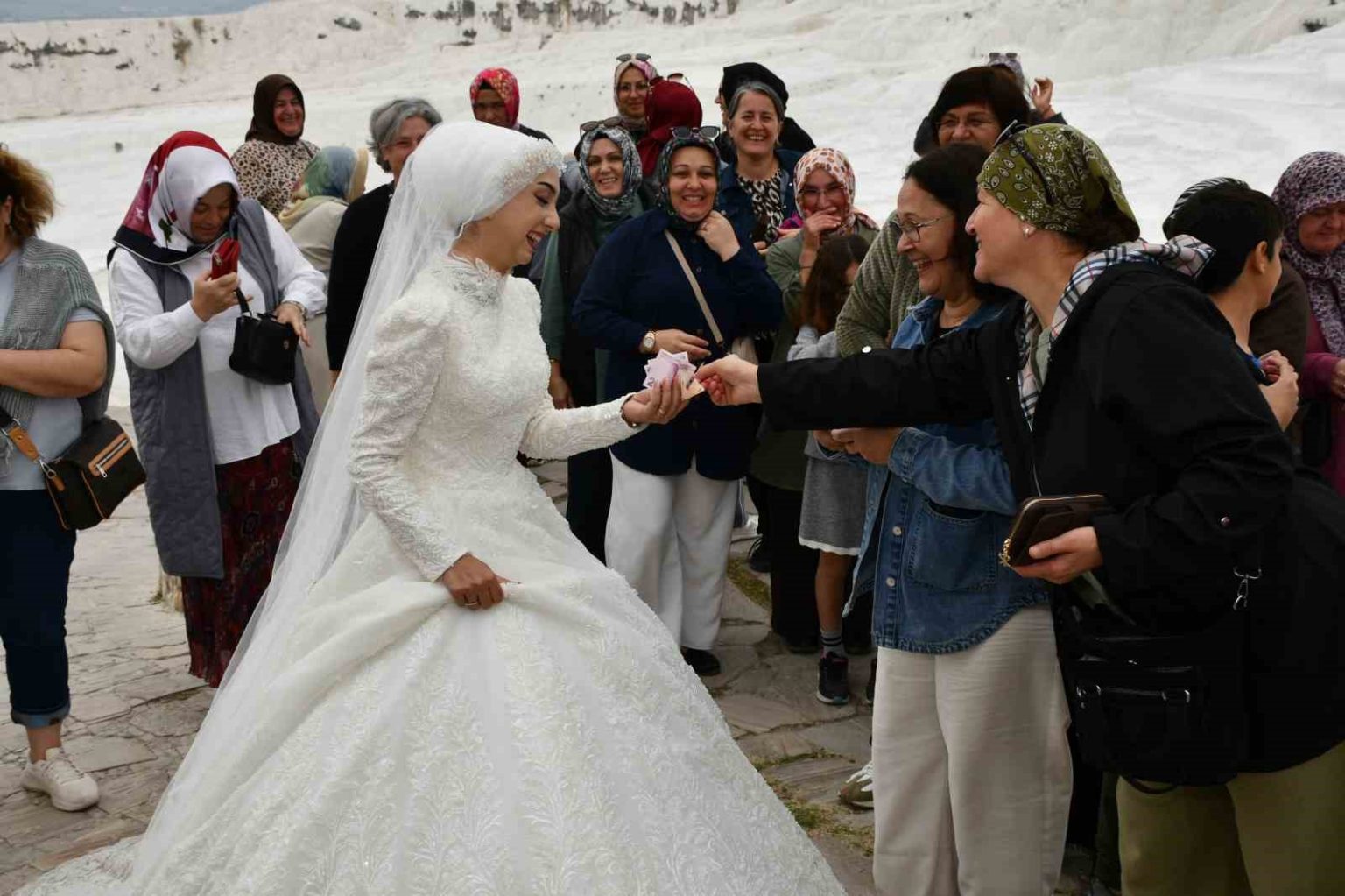 dugun-cekimi-icin-pamukkale-travertenlerine-giden-cift-icin-turistler-taki-kuyrugu-olusturdu