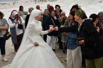 dugun-cekimi-icin-pamukkale-travertenlerine-giden-cift-icin-turistler-taki-kuyrugu-olusturdu