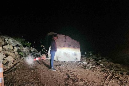 dusen-dev-kaya-karayolunu-ulasima-kapatti