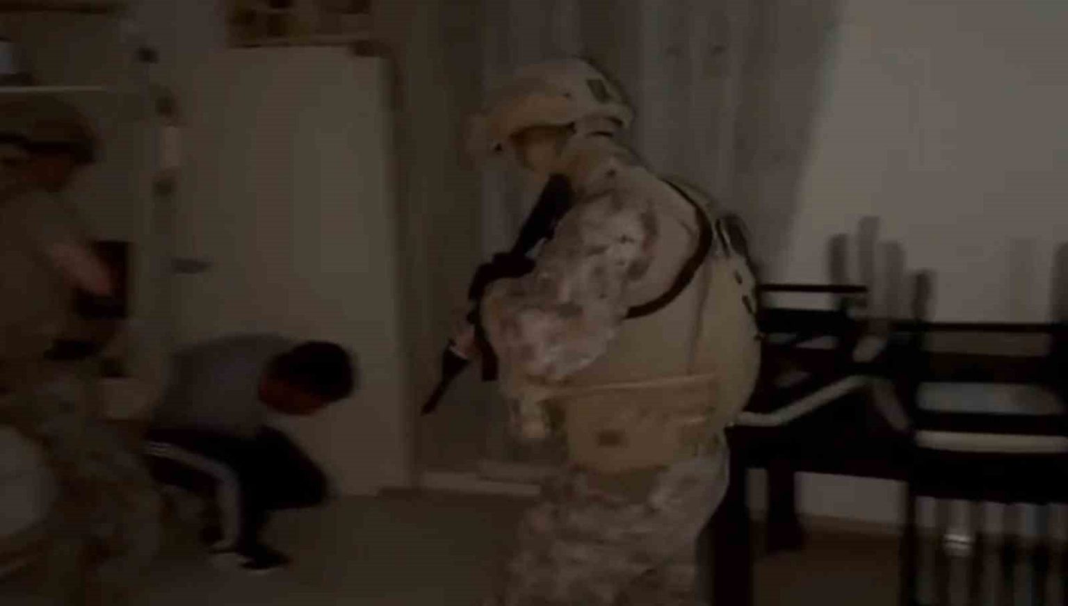 duvarla-orulen-gizli-bolmedeki-dolaptan-aranmasi-bulunan-2-sahis-cikti