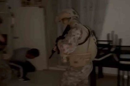 duvarla-orulen-gizli-bolmedeki-dolaptan-aranmasi-bulunan-2-sahis-cikti