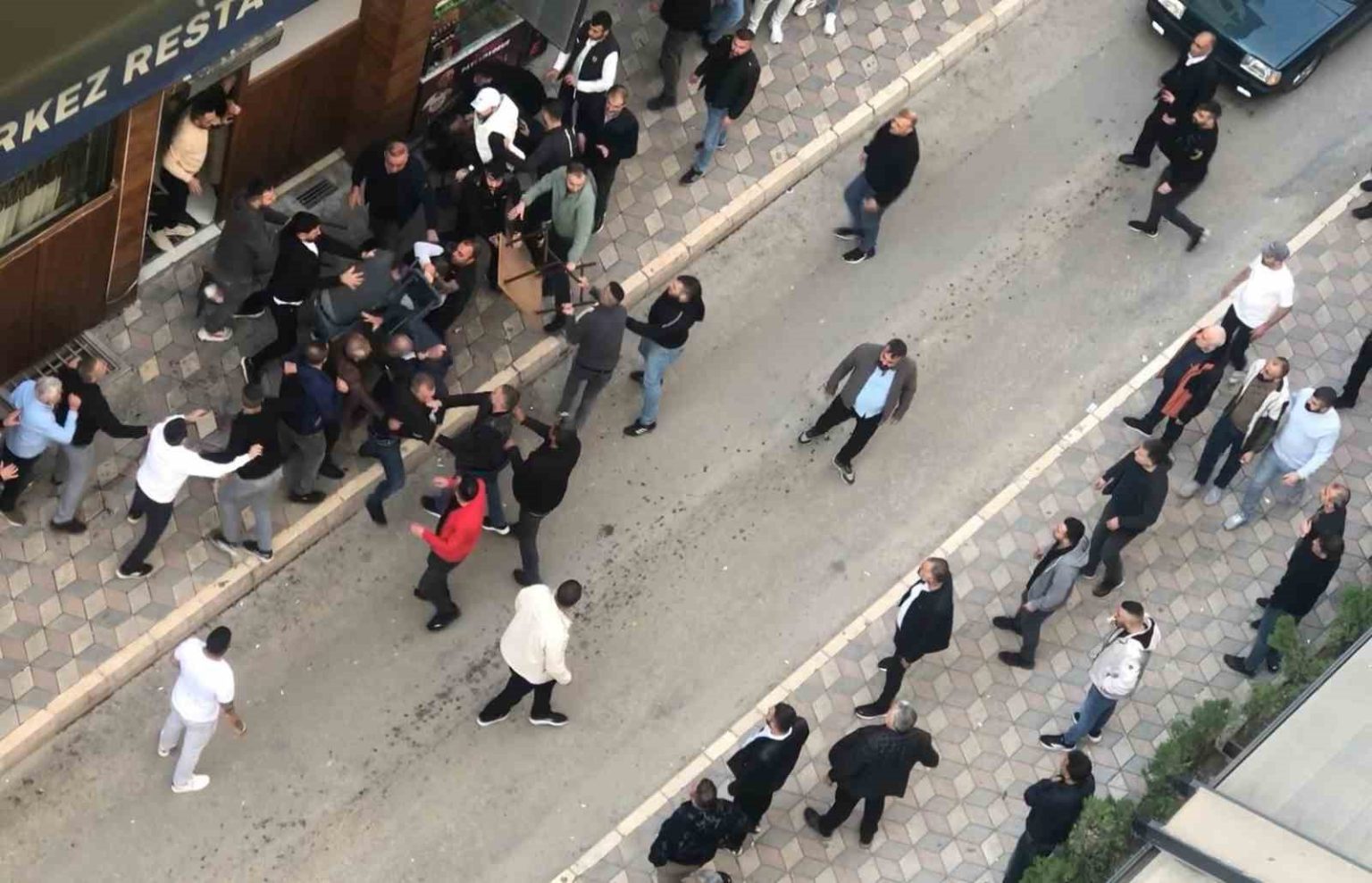 elazigda-iki-grup-arasinda-kavga-masa-ve-sandalyeler-havada-ucustu