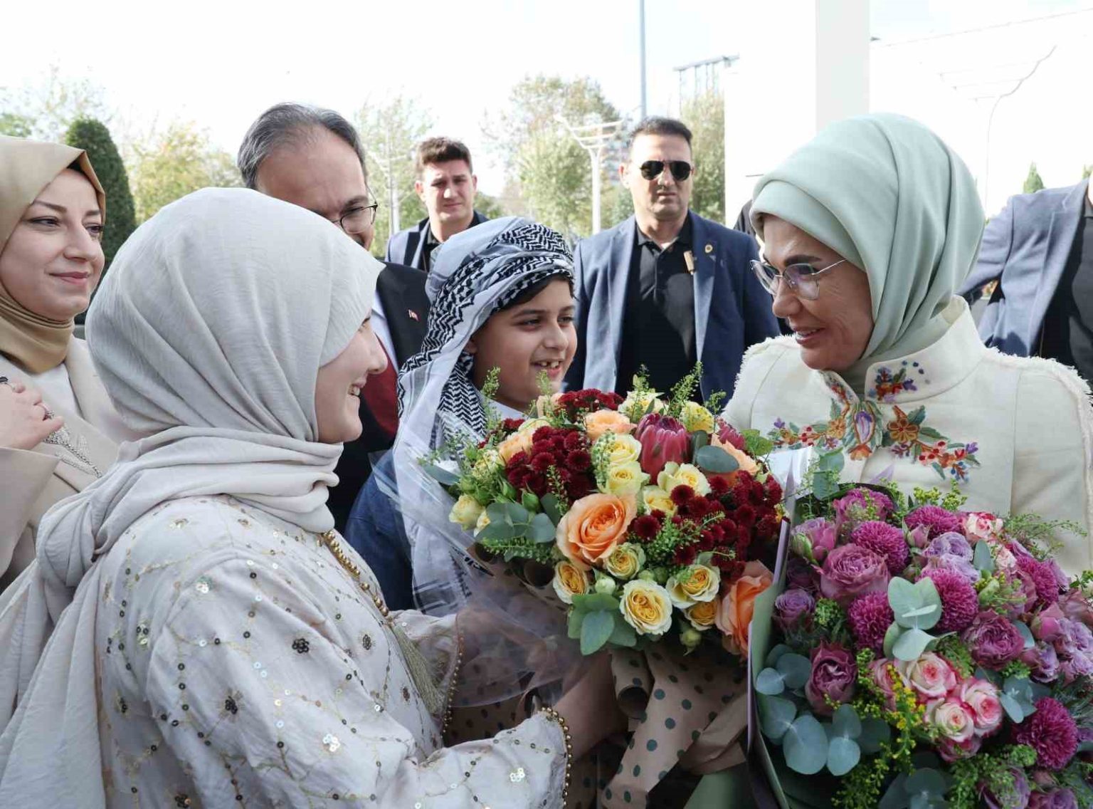 emine-erdogan-siirtte-gosterdiginiz-kardesligi-hic-unutmadik-unutmuyoruz