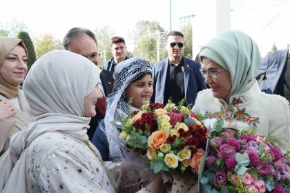 emine-erdogan-siirtte-gosterdiginiz-kardesligi-hic-unutmadik-unutmuyoruz