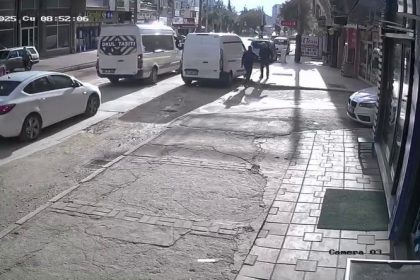 geri-manevra-yaparken-yayayi-boyle-yere-serdi-gorunmez-kaza-kamerada