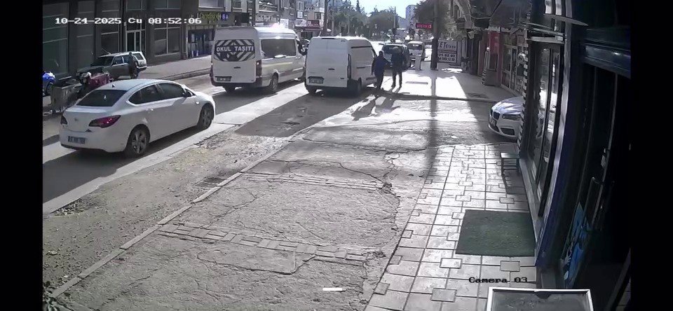 geri-manevra-yaparken-yayayi-boyle-yere-serdi-gorunmez-kaza-kamerada