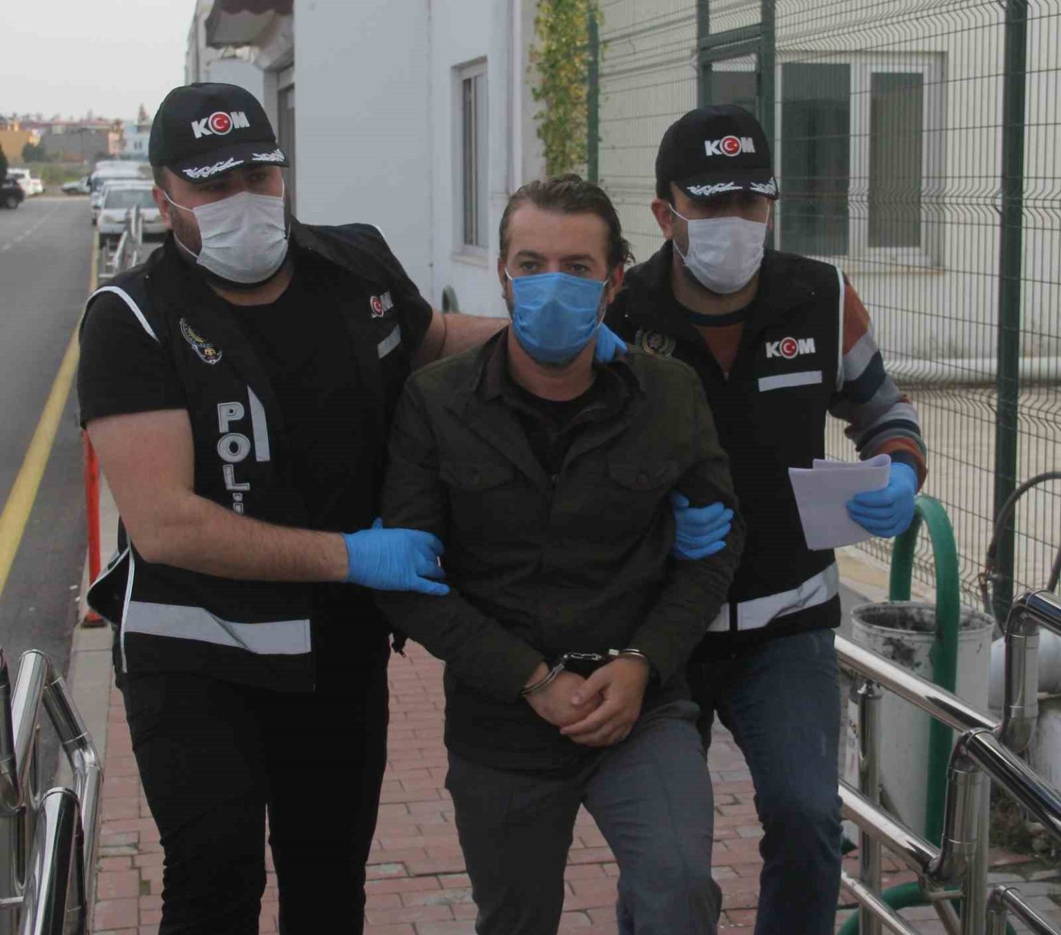 iddianameye-gore-ceyhan-belediye-baskani-kadir-aydar-300-bin-dolar-rusvet-aldi-ailesinin-otel-parasini-bile-odetti