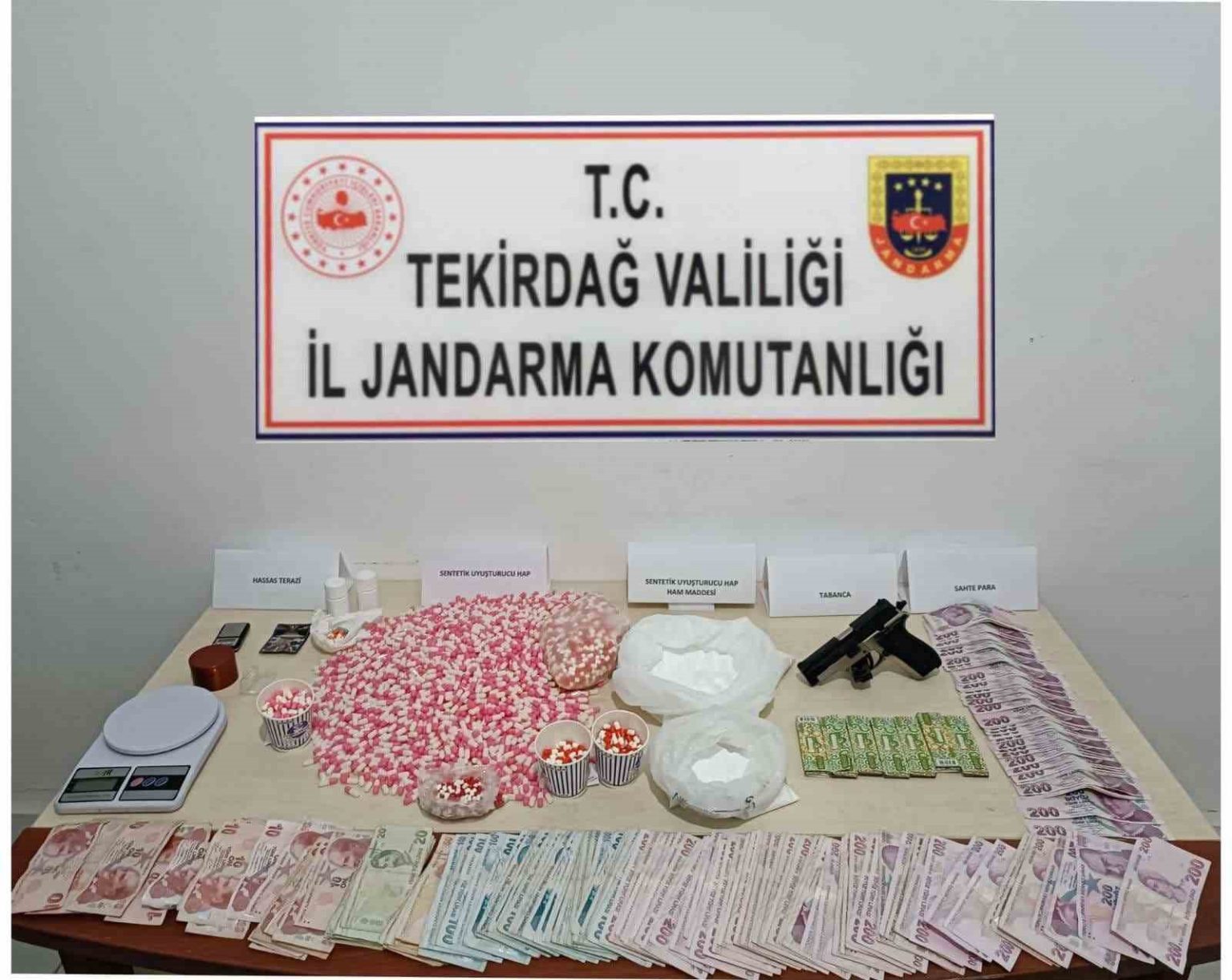 ilac-fabrikasindan-caldigi-ham-maddeyle-uyusturucu-ureten-4-kisi-tutuklandi