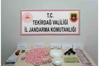 ilac-fabrikasindan-caldigi-ham-maddeyle-uyusturucu-ureten-4-kisi-tutuklandi