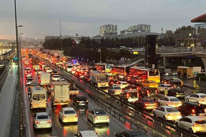 istanbulda-yagisla-birlikte-trafik-yogunlugu-yuzde-81e-ulasti