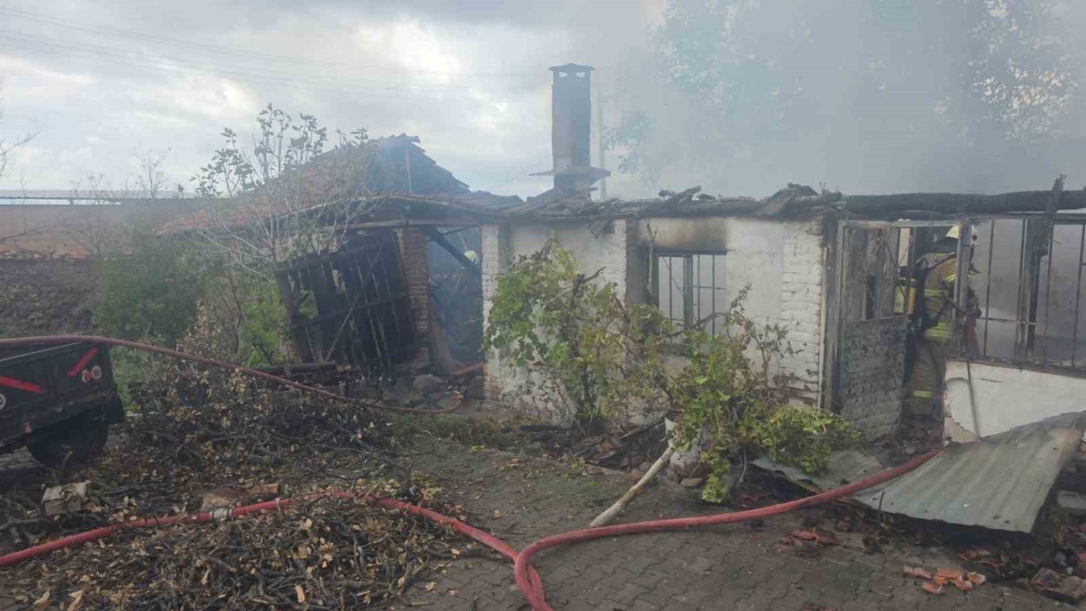 izmirdeki-yanginda-91-yasindaki-kadin-yasamini-yitirdi