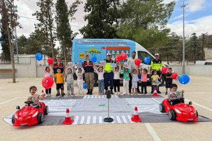 jandarmadan-mobil-trafik-araci-ile-118-ogrenciye-trafik-egitimi