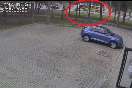 kampus-icinde-belediye-otobusu-kadina-carpti-kaza-ani-kamerada