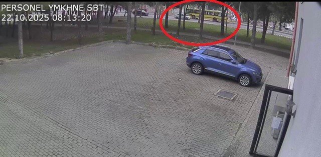 kampus-icinde-belediye-otobusu-kadina-carpti-kaza-ani-kamerada