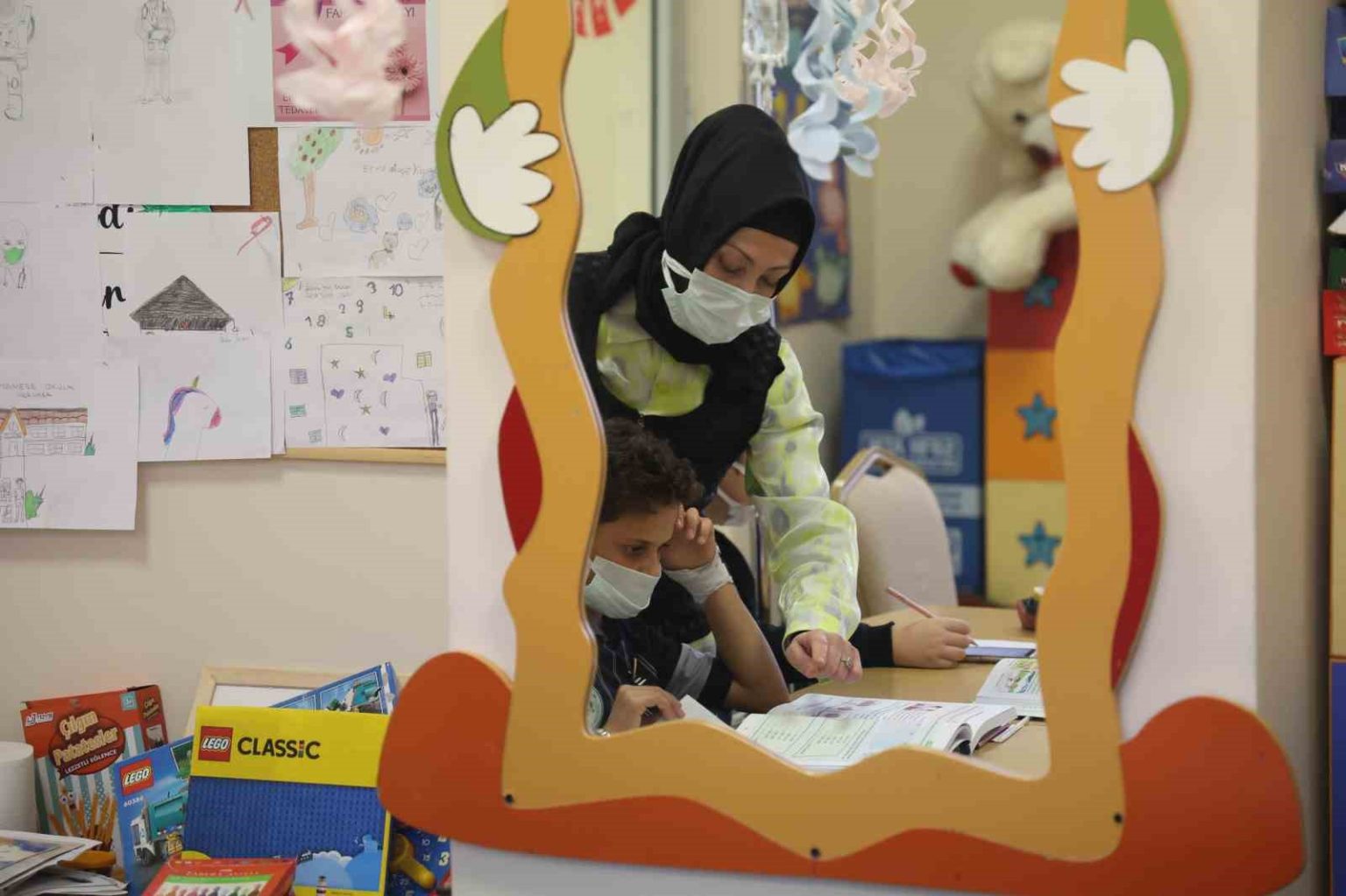 kanseri-yenen-hatice-ogretmen-hastanede-minik-kalplere-umut-oluyor