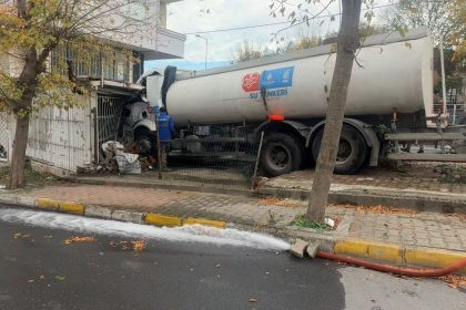 kucukcekmecede-iskiye-ait-su-tankeri-is-yerine-girdi-faciadan-donulen-kaza-kamerada