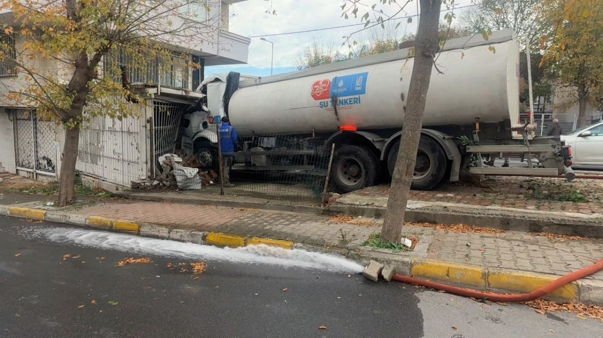 kucukcekmecede-iskiye-ait-su-tankeri-is-yerine-girdi-faciadan-donulen-kaza-kamerada