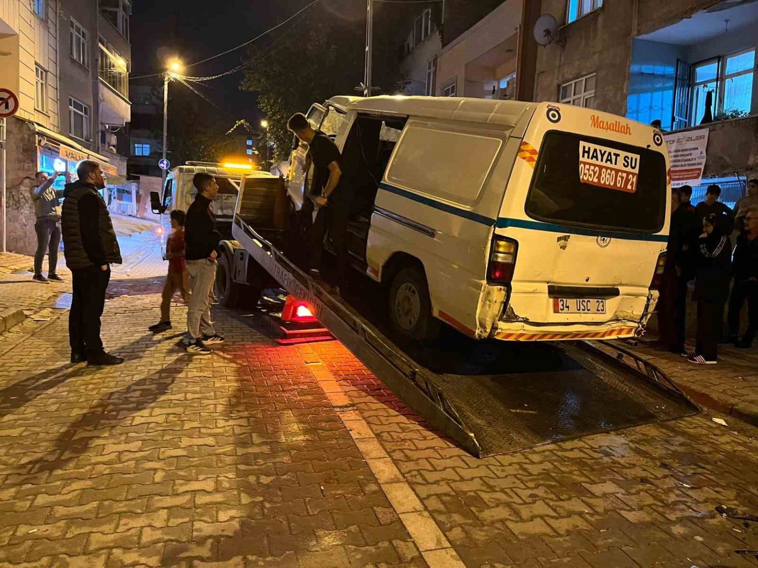 kucukcekmecede-otomobil-park-halindeki-4-araca-carpti-2-yarali