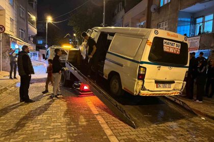 kucukcekmecede-otomobil-park-halindeki-4-araca-carpti-2-yarali