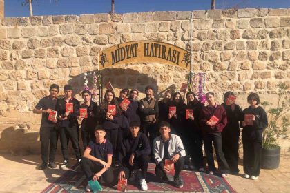 mardinde-ogrenciler-tarihi-sokaklarda-kitap-okudu