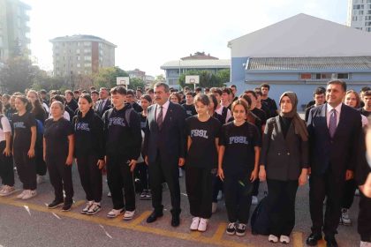 milli-egitim-bakani-yusuf-tekin-istanbuldaki-okullarin-tatili-sonrasi-bayrak-torenine-katildi