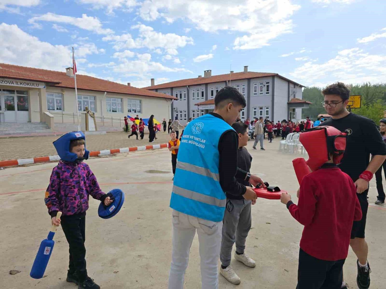 muglada-merkezim-her-yerde-projesiyle-koy-okuluna-nese-geldi