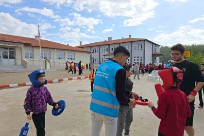 muglada-merkezim-her-yerde-projesiyle-koy-okuluna-nese-geldi